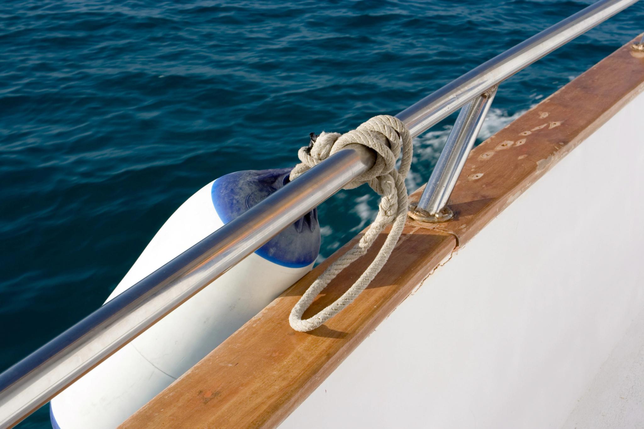 Réparation de trou et rayure sur bateau à Ajaccio